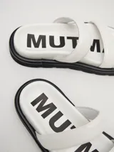 Sandalias de dos tiras anchas acolchadas en cuero vacuno con acabado brillante. Presentan una plantilla con el logo de la marca estampado y una plataforma de goma en color marrón.