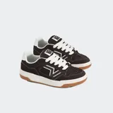 Championes Vans Upland negros con detalles en blanco y suela color caramelo. Zapatillas de corte bajo con cordones blancos, capellada de cuero y logo "V" en el lateral.