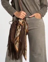 Bandana cuadrada de poliéster con estampado paisley en tonos marrones, beige y crudo, con bordes anchos en degradé marrón.