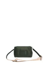 Cartera tipo bandolera Hush Puppies en color verde oliva, con solapa frontal, cierre principal y correa ajustable con detalle de marca.