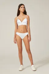 Pack de tres bombachas vedetinas de algodón con estampado multicolor y terminaciones con puntilla blanca.