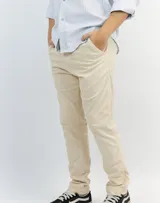 Pantalón de vestir color arena, de gabardina y corte slim fit.