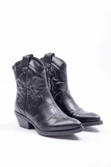Bota texana negra de caña media, con diseño de costuras bordadas en el empeine y los laterales, punta fina y tacón cubano.