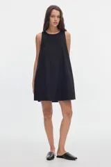 Vestido corto de algodón color negro, sin mangas y con corte evasé.