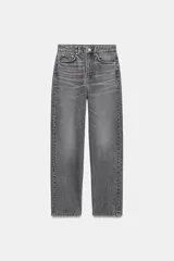 Jeans de tiro alto con corte mom fit, cinco bolsillos y cierre frontal con cremallera y botón metálico.
