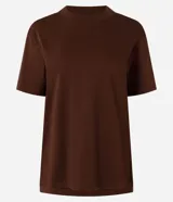 Remera básica Marfinno de cuello redondo y manga corta, confeccionada en algodón peruano con acabado suedine.