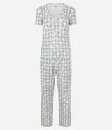 Pijama largo de dos piezas confeccionado en tejido peach touch, con estampado de cuadros y pequeños detalles florales. Incluye una blusa de manga corta con escote en V, frunce en el busto y bordes ondulados, y un pantalón de corte recto con cintura elástica y cordón ajustable.