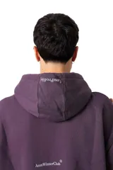 Hoodie color vino con capucha y bolsillo canguro frontal. Presenta un estampado en el pecho con la palabra "Outsider" en tipografía universitaria blanca con borde.