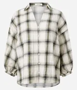 Blusa de viscosa con estampado de cuadros en tonos beige y verde. Presenta cuello en V, cierre frontal con botones y mangas 3/4 abullonadas con puños elásticos.