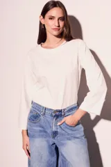 Remera color crudo de algodón y elastano, de corte recto y mangas 3/4.