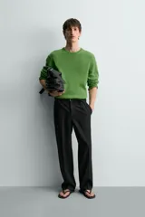 Jersey relaxed fit de punto tejido en hilatura con mezcla de algodón y lino, color verde, con cuello redondo y manga larga, y acabados en rib.
