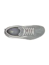 Zapato de gamuza color gris de la marca Caterpillar, modelo Iris, con cordones claros, suela de goma duradera y detalles en color lila con el nombre de la marca en el lateral.