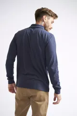 Remera polo de manga larga para hombre, confeccionada en algodón. Presenta un diseño de ajuste regular, con cuello clásico, cierre frontal con botones, bolsillo delantero con botón y logo bordado.