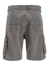 Bermuda cargo de jean de tiro alto, corte baggy fit y pernera amplia. Cuenta con múltiples bolsillos, incluyendo bolsillos cargo laterales, traseros, delanteros y para monedas, con cierre de botones y acabado stonewash efecto desgastado.