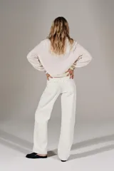 Jeans de tiro alto y corte recto de pernera larga, con diseño clásico de cinco bolsillos y costuras en contraste. Cierre frontal con cremallera y botón metálico.