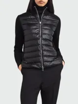 Cárdigan Moncler de diseño híbrido, con frente acolchado tipo puffer y mangas y espalda de tejido de punto. Presenta cuello alto, cierre frontal de cremallera completa y ajuste entallado.