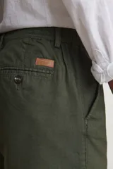 Bermuda verde militar de lino.