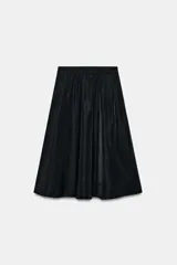 Falda midi de tiro medio color negro, con cintura elástica, bolsillos laterales ocultos y bajo con acabado en línea evasé.