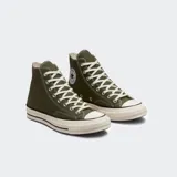 Championes de caña alta Converse Chuck 70 color verde oliva, con cordones blancos y suela de goma color crema con línea negra.