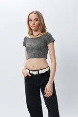 Top corto gris con textura acanalada, cuello bote y mangas cortas.