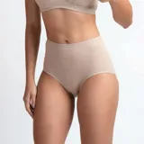 Bombacha tiro alto color beige, confeccionada en algodón orgánico.