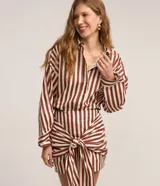 Camisa de tricolina Marfinno a rayas en color bordó y blanco, con cuello con solapa, cierre frontal de botones y mangas largas holgadas.