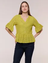 Blusa de encaje calado color verde lima, de silueta entallada con corte peplum, escote en V con botones frontales y mangas al codo con volados.