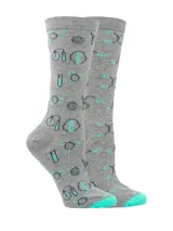 Medias grises con diseño estampado de fórmulas químicas y elementos de laboratorio en tonos turquesa y azul marino, con punteras en color turquesa.