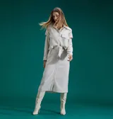 Falda midi color crudo, con botonadura delantera y corte evasé.