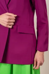 Blazer azul eléctrico de crepe y spandex, corte clásico, con solapas de muesca, cierre cruzado con botones forrados y bolsillos con solapa.