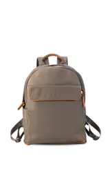 Mochila negra de tela impermeable con detalles en cuero sintético color marrón. Tiene un bolsillo grande frontal con broche, asas ajustables y faja para carry on.