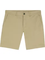 Short color beige de corte chino slim, con bolsillos laterales y cierre con botón y cremallera.