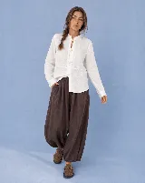 Camisa de lino color blanco, de manga larga, con cuello mao y cierre frontal con nudos de pasamanería.