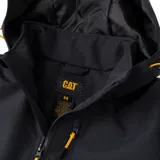 Chaqueta técnica negra de Caterpillar, diseñada con tecnología Storm Blocker+ para protección contra agua y viento. Cuenta con capucha ajustable y extraíble, cierre frontal completo con protector de barbilla, bolsillo en el pecho y bolsillos laterales con cremalleras impermeables, y logo de la marca en el brazo.