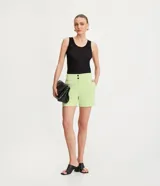 Bermuda roja de poliéster con cintura elástica, bolsillos laterales y cierre con cremallera y botones.