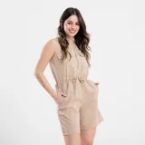Mono corto color beige, con cierre frontal, bolsillos en el pecho y cintura ajustable con cordón.