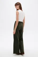 Pantalón jean color blanco, de corte ancho y tiro alto, con diseño liso y cierre frontal con botón.