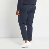 Pantalón chino azul marino de corte slim con bolsillos laterales y traseros.