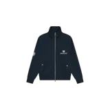 Campera full zip azul marino con cuello alto, cierre frontal dorado, bolsillos frontales con solapa y botones dorados, y bordado de la marca en el pecho y la manga.