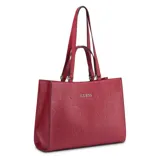 Cartera tote Guess modelo Forber, color rojo, con estampado de logos de la marca en relieve. Tiene doble asa de hombro y logo metálico plateado en el frente.