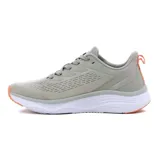 Championes deportivos Diadora modelo Delta para mujer, color verde claro/gris con detalles en naranja coral. Presentan una capellada de malla transpirable, logo Diadora en naranja en el lateral y una suela gruesa de espuma blanca con detalles en naranja en la puntera y el talón.