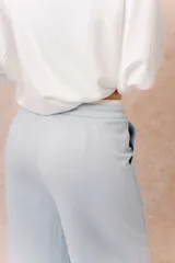 Pantalón celeste de pierna recta y silueta amplia, con cintura elástica y cordón regulable.