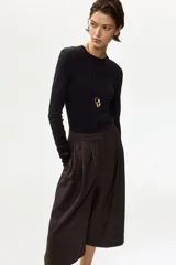 Pantalón palazzo marrón de tiro alto con cierre y corchete oculto, corte holgado con bolsillos en las costuras laterales, bolsillos traseros insertados y piernas amplias con pliegues en la parte delantera.