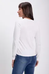 Remera blanca de algodón con textura acanalada y mangas largas.