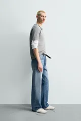 Camiseta de algodón gris jaspeado, de corte regular, con cuello redondo y manga corta.