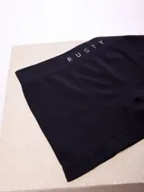 Boxer de diseño sin costuras, color negro, con cintura elástica ancha que presenta el logo de la marca Rusty estampado en letras claras.