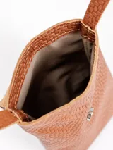 Porta celular de cuero marrón con diseño trenzado y solapa frontal, cuenta con correa larga regulable.