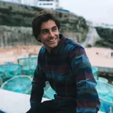 Camisa de franela a rayas horizontales en tonos azul, gris y bordó, con dos bolsillos de parche con botón en el pecho.