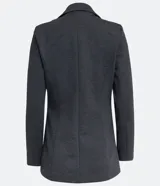 Blazer alargado color gris oscuro, con cuello solapa, bolsillos incorporados y cierre frontal con dos botones.