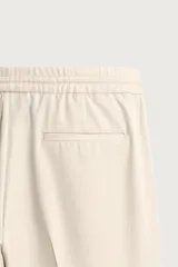 Pantalón regular fit color negro de tejido con viscosa, con cintura elástica ajustable con cordón, bolsillos frontales y traseros.